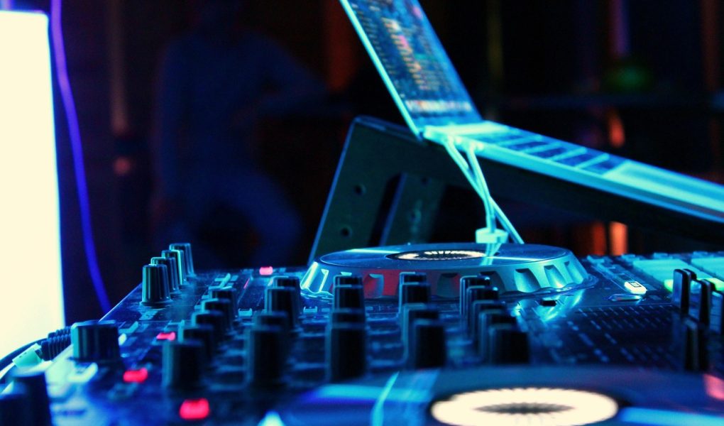 DJ Tak Lagi Bawa Laptop: Revolusi "Dawless DJ" yang Mengubah Panggung Festival Dunia (DJ pemula yang masih bergantung pada laptop & rekaman