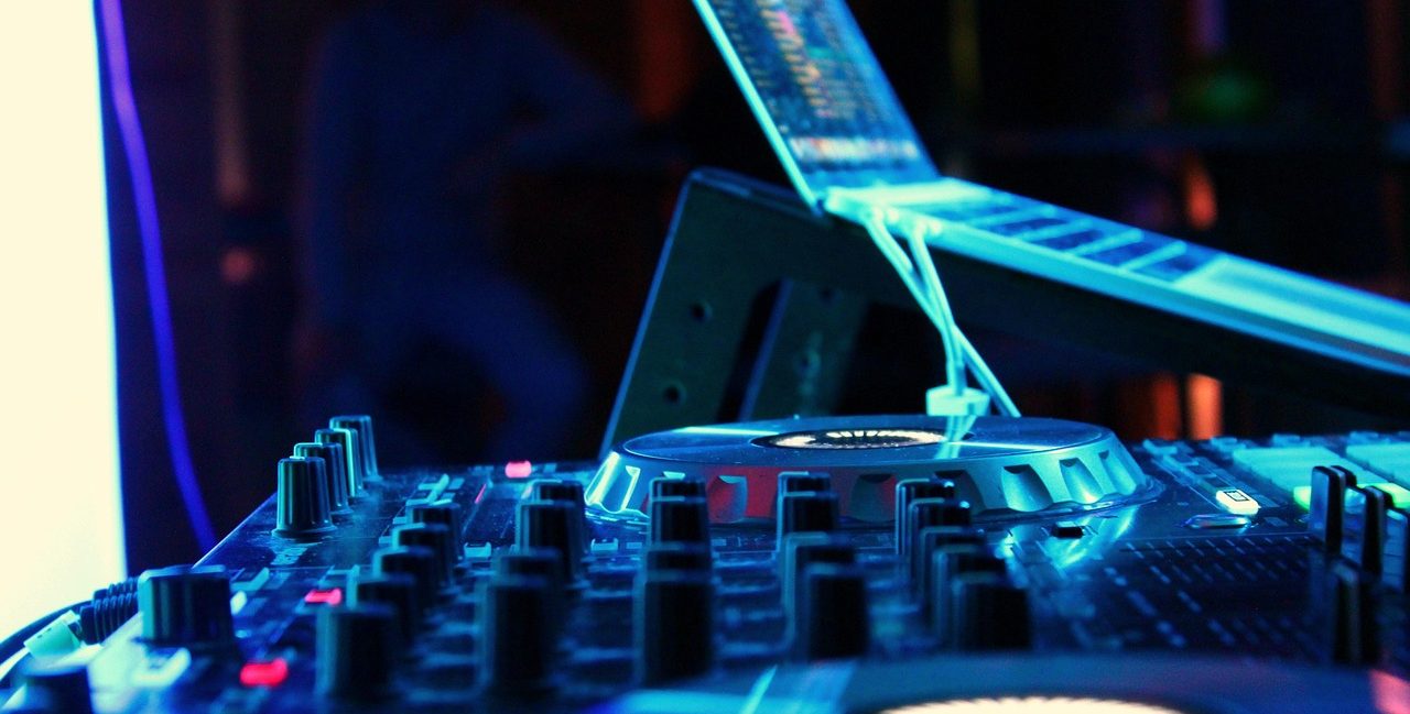 DJ Tak Lagi Bawa Laptop: Revolusi "Dawless DJ" yang Mengubah Panggung Festival Dunia (DJ pemula yang masih bergantung pada laptop & rekaman